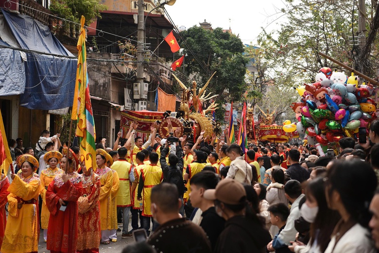 H&agrave;ng ngh&igrave;n người rước si&ecirc;u ph&aacute;o nặng gần 1 tấn ở Bắc Ninh- Ảnh 15.
