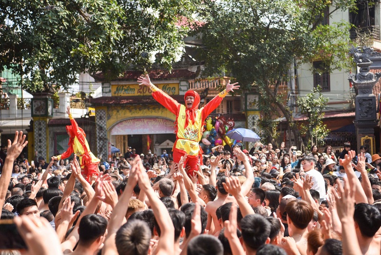 H&agrave;ng ngh&igrave;n người rước si&ecirc;u ph&aacute;o nặng gần 1 tấn ở Bắc Ninh- Ảnh 2.