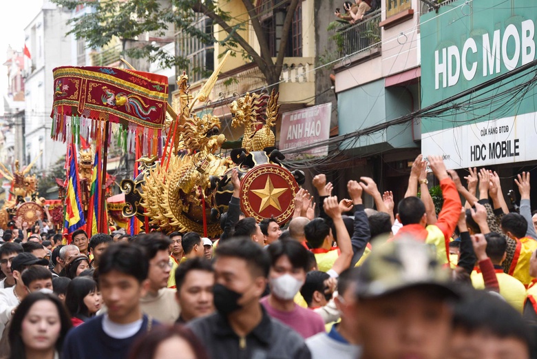 H&agrave;ng ngh&igrave;n người rước si&ecirc;u ph&aacute;o nặng gần 1 tấn ở Bắc Ninh- Ảnh 4.