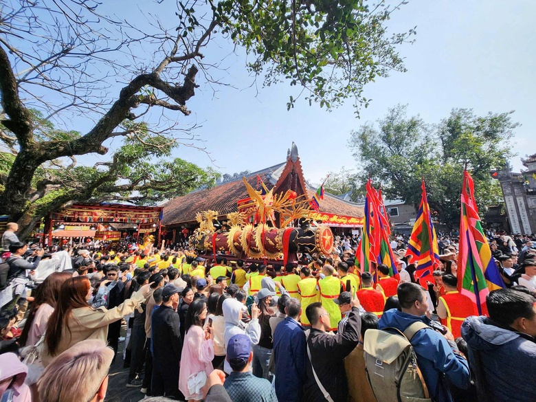 H&agrave;ng ngh&igrave;n người rước si&ecirc;u ph&aacute;o nặng gần 1 tấn ở Bắc Ninh- Ảnh 5.