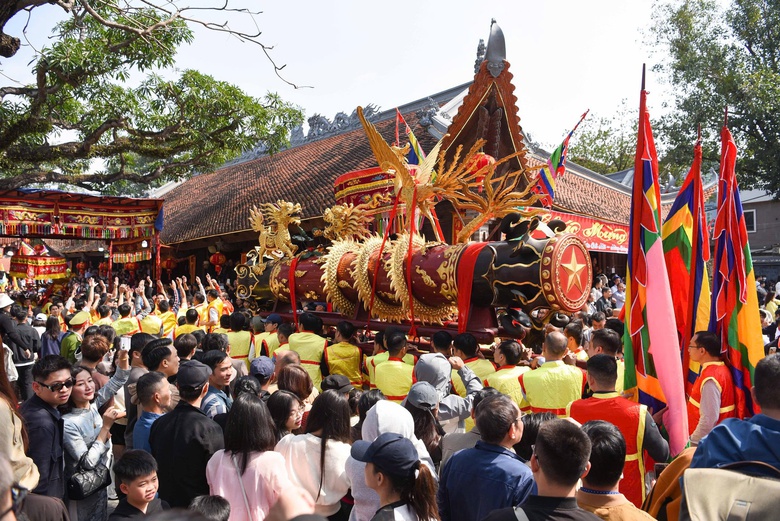 H&agrave;ng ngh&igrave;n người rước si&ecirc;u ph&aacute;o nặng gần 1 tấn ở Bắc Ninh- Ảnh 7.