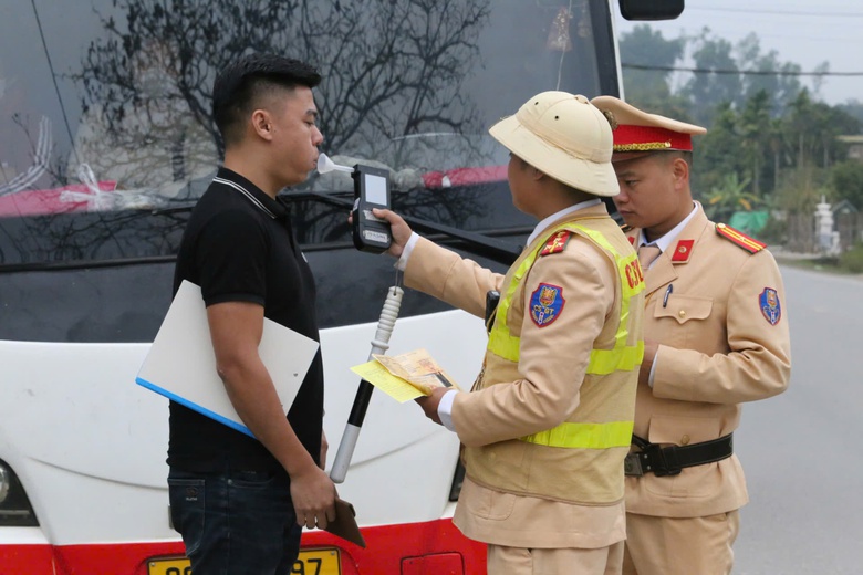 Ph&uacute; Thọ: 29 t&agrave;i xế bị tước giấy ph&eacute;p l&aacute;i xe dịp nghỉ tết Nguy&ecirc;n đ&aacute;n- Ảnh 5.