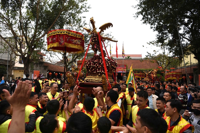 H&agrave;ng ngh&igrave;n người rước si&ecirc;u ph&aacute;o nặng gần 1 tấn ở Bắc Ninh- Ảnh 3.