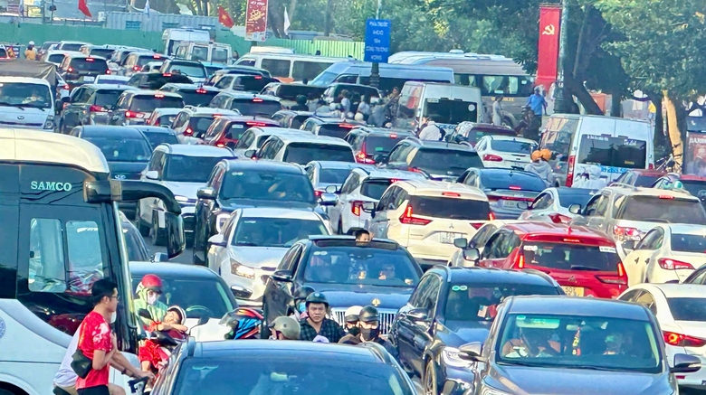 Hơn 100.000 lượt kh&aacute;ch đổ về Vũng T&agrave;u trong 2 ng&agrave;y cao điểm, phố biển chật k&iacute;n người- Ảnh 1.