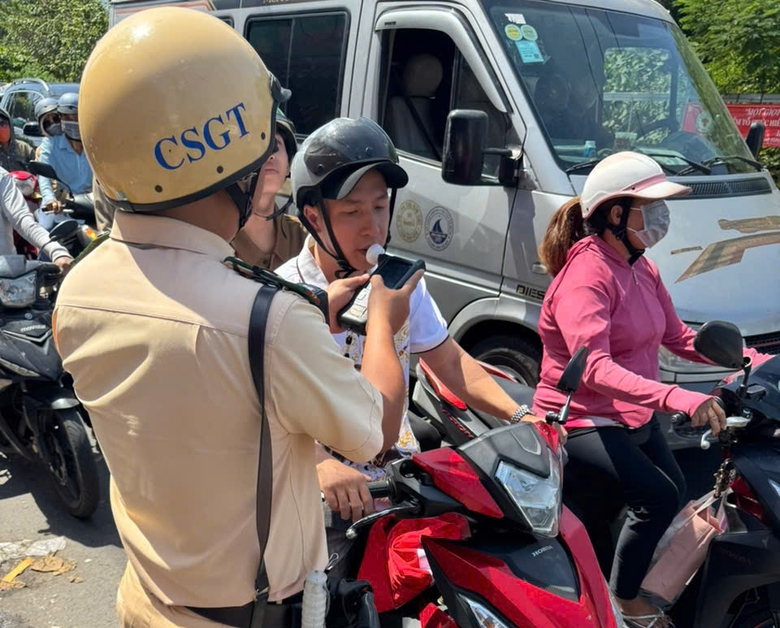 TP.HCM xử l&yacute; hơn 1.700 trường hợp vi phạm nồng độ cồn trong 3 ng&agrave;y Tết- Ảnh 2.