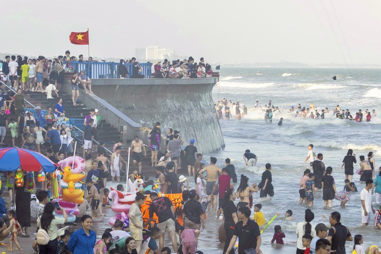 Hơn 100.000 lượt kh&aacute;ch đổ về Vũng T&agrave;u trong 2 ng&agrave;y cao điểm, phố biển chật k&iacute;n người- Ảnh 5.