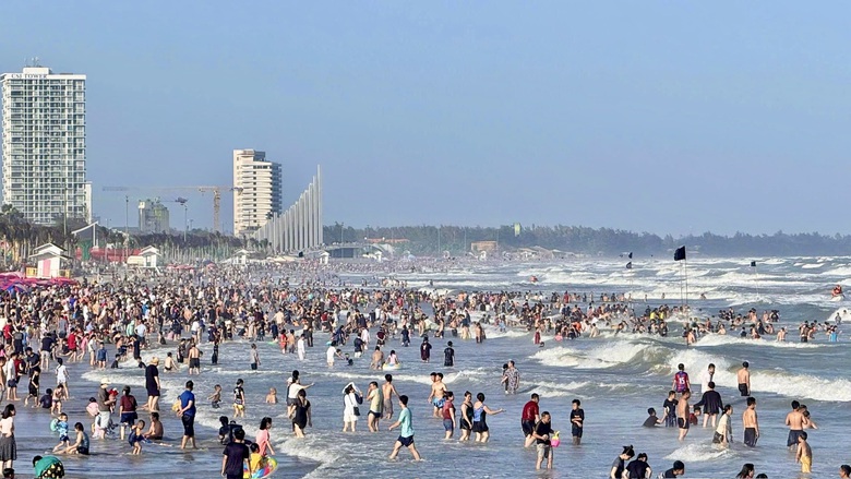 Hơn 100.000 lượt kh&aacute;ch đổ về Vũng T&agrave;u trong 2 ng&agrave;y cao điểm, phố biển chật k&iacute;n người- Ảnh 3.