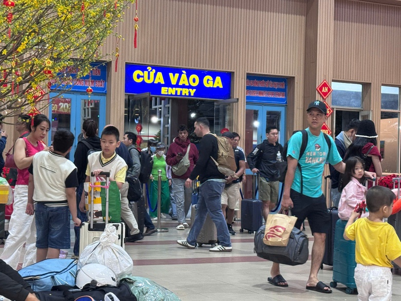 Ga tàu tấp nập người về TP.HCM, sân bay Tân Sơn Nhất đón lượng khách lớn- Ảnh 2. Ga tàu tấp nập người về TP.HCM, sân bay Tân Sơn Nhất đón lượng khách lớn- Ảnh 2.