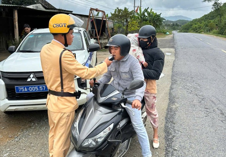 Huế: Xử phạt 717 tài xế vi phạm nồng độ cồn, tốc độ...- Ảnh 1. Huế: Xử phạt 717 tài xế vi phạm nồng độ cồn, tốc độ...- Ảnh 1.