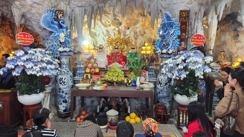 Du kh&aacute;ch đổ về đền Tranh tăng đột biến ngay những ng&agrave;y đầu năm mới- Ảnh 10.