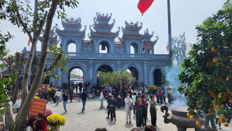 Du kh&aacute;ch đổ về đền Tranh tăng đột biến ngay những ng&agrave;y đầu năm mới- Ảnh 21.