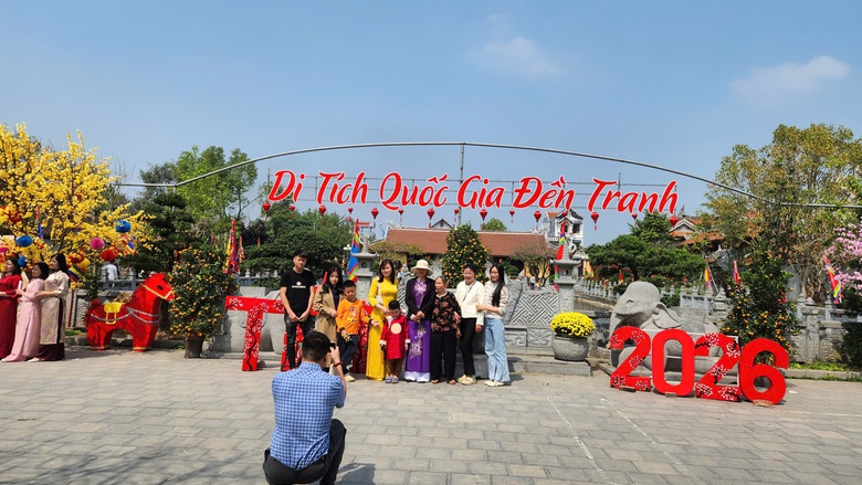 Du kh&aacute;ch đổ về đền Tranh tăng đột biến ngay những ng&agrave;y đầu năm mới- Ảnh 24.