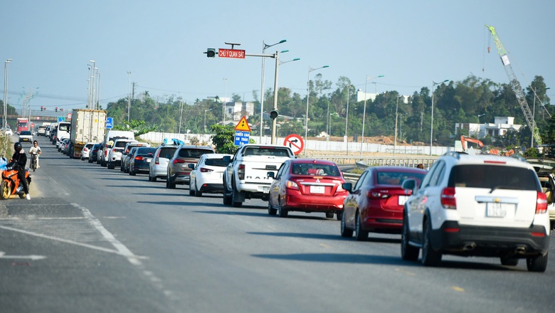 &Ocirc; t&ocirc; đổ dồn về cao tốc H&ograve;a Li&ecirc;n - T&uacute;y Loan cuối kỳ nghỉ Tết- Ảnh 4.