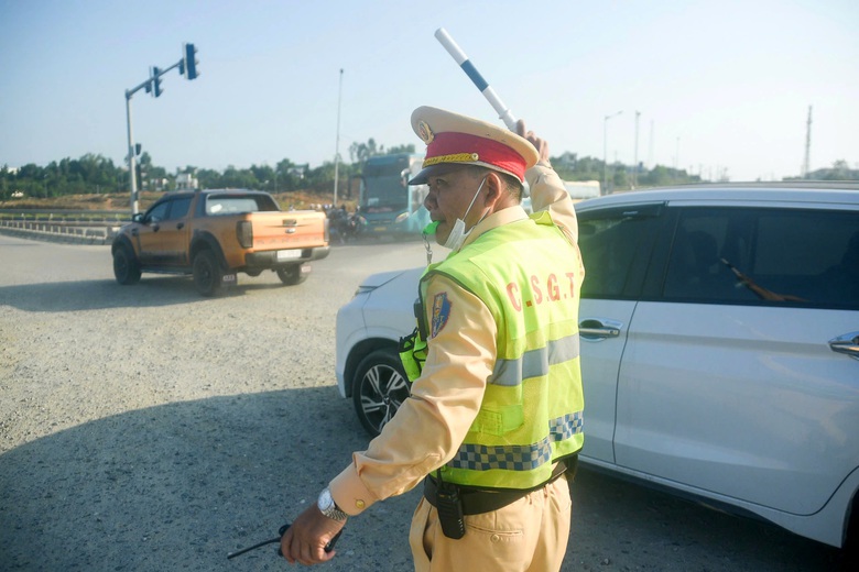 &Ocirc; t&ocirc; đổ dồn về cao tốc H&ograve;a Li&ecirc;n - T&uacute;y Loan cuối kỳ nghỉ Tết- Ảnh 9.