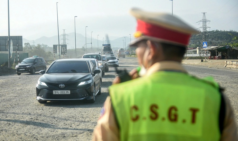 &Ocirc; t&ocirc; đổ dồn về cao tốc H&ograve;a Li&ecirc;n - T&uacute;y Loan cuối kỳ nghỉ Tết- Ảnh 8.