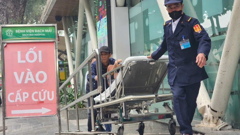Cấp cứu tại Bệnh viện Bạch Mai tăng đột biến trong Tết- Ảnh 2. Cấp cứu tại Bệnh viện Bạch Mai tăng đột biến trong Tết- Ảnh 2.
