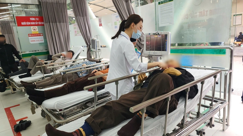 Cấp cứu tại Bệnh viện Bạch Mai tăng đột biến trong Tết- Ảnh 3. Cấp cứu tại Bệnh viện Bạch Mai tăng đột biến trong Tết- Ảnh 3.
