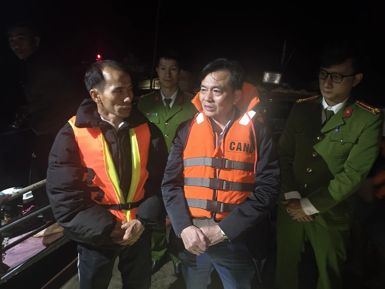 Lặn s&acirc;u 12m trong nước lạnh t&igrave;m kiếm 6 nạn nh&acirc;n mất t&iacute;ch vụ lật t&agrave;u tr&ecirc;n hồ Th&aacute;c B&agrave;- Ảnh 4.