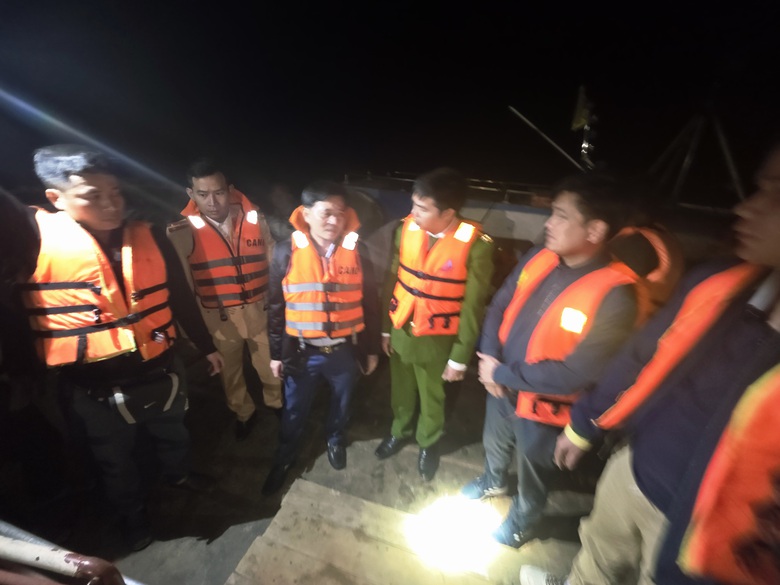 Lặn s&acirc;u 12m trong nước lạnh t&igrave;m kiếm 6 nạn nh&acirc;n mất t&iacute;ch vụ lật t&agrave;u tr&ecirc;n hồ Th&aacute;c B&agrave;- Ảnh 5.