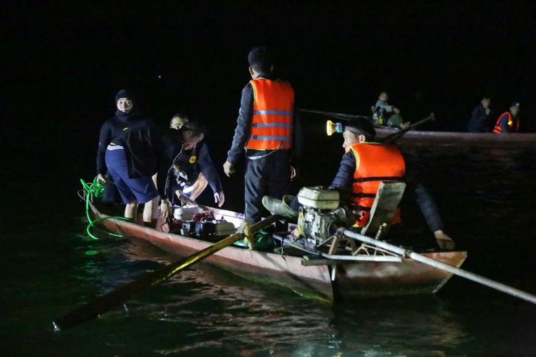 Lặn s&acirc;u 12m trong nước lạnh t&igrave;m kiếm 6 nạn nh&acirc;n mất t&iacute;ch vụ lật t&agrave;u tr&ecirc;n hồ Th&aacute;c B&agrave;- Ảnh 6.