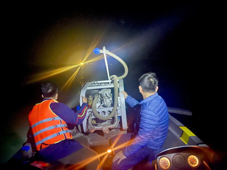 Lặn s&acirc;u 12m trong nước lạnh t&igrave;m kiếm 6 nạn nh&acirc;n mất t&iacute;ch vụ lật t&agrave;u tr&ecirc;n hồ Th&aacute;c B&agrave;- Ảnh 3.