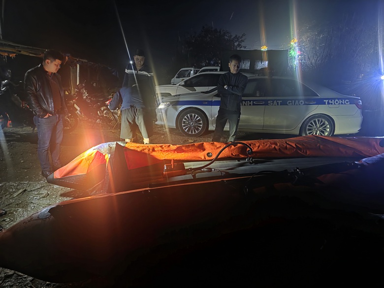 Lặn s&acirc;u 12m trong nước lạnh t&igrave;m kiếm 6 nạn nh&acirc;n mất t&iacute;ch vụ lật t&agrave;u tr&ecirc;n hồ Th&aacute;c B&agrave;- Ảnh 2.