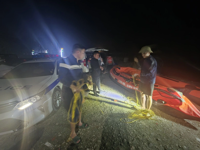 Lặn s&acirc;u 12m trong nước lạnh t&igrave;m kiếm 6 nạn nh&acirc;n mất t&iacute;ch vụ lật t&agrave;u tr&ecirc;n hồ Th&aacute;c B&agrave;- Ảnh 1.