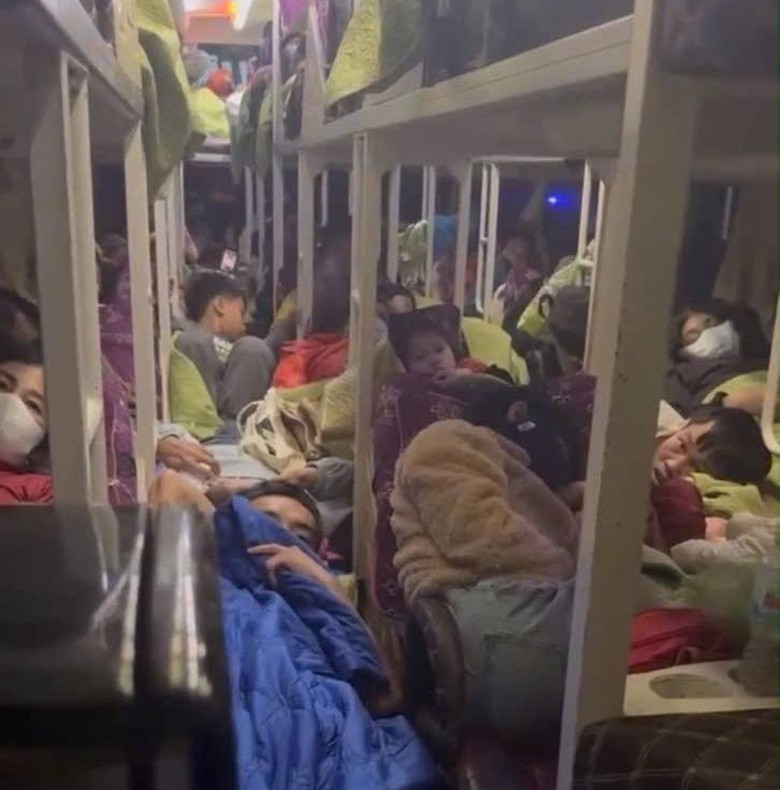 Đà Nẵng: Xe khách giường nằm 43 chỗ nhồi nhét 60 người bị phạt đến 127 triệu đồng- Ảnh 1. Đà Nẵng: Xe khách giường nằm 43 chỗ nhồi nhét 60 người bị phạt đến 127 triệu đồng- Ảnh 1.