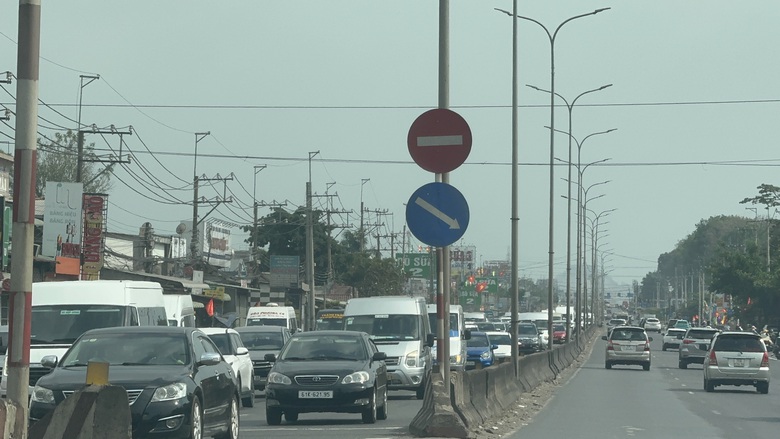 D&ograve;ng xe từ biển trở lại th&agrave;nh phố, cửa ng&otilde; Đồng Nai &ugrave;n ứ m&ugrave;ng 5 Tết- Ảnh 4.