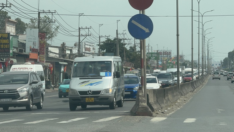 7 ô tô va chạm liên hoàn trên cao tốc Phan Thiết - Dầu Giây gây ùn tắc kéo dài- Ảnh 2. 7 ô tô va chạm liên hoàn trên cao tốc Phan Thiết - Dầu Giây gây ùn tắc kéo dài- Ảnh 2.