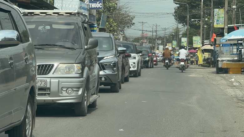 D&ograve;ng xe từ biển trở lại th&agrave;nh phố, cửa ng&otilde; Đồng Nai &ugrave;n ứ m&ugrave;ng 5 Tết- Ảnh 2.