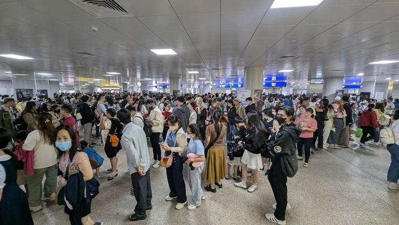 Metro số 1 phục vụ hơn 571.000 lượt khách dịp Tết Bính Ngọ 2026- Ảnh 2. Metro số 1 phục vụ hơn 571.000 lượt khách dịp Tết Bính Ngọ 2026- Ảnh 2.