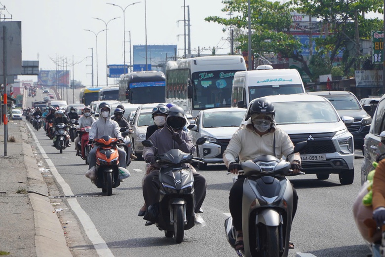 Khách qua sân bay Tân Sơn Nhất đông kỷ lục ngày cuối nghỉ Tết- Ảnh 3. Khách qua sân bay Tân Sơn Nhất đông kỷ lục ngày cuối nghỉ Tết- Ảnh 3.