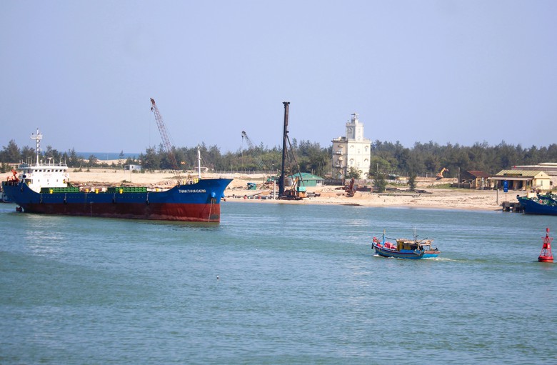 Ngắm những ngọn hải đăng h&igrave;nh hộp, h&igrave;nh &ldquo;ống kh&oacute;i&rdquo; độc đ&aacute;o ở Quảng Trị- Ảnh 1.