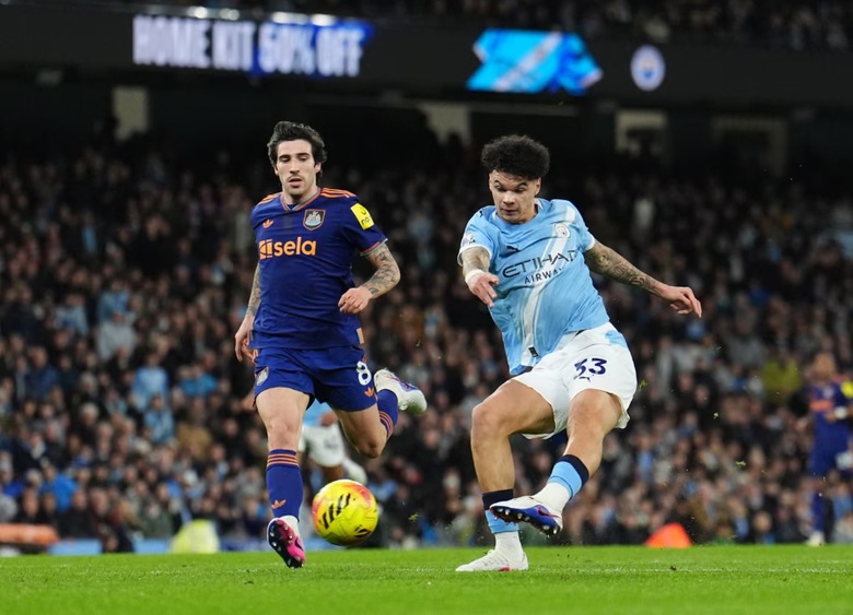 Đ&aacute;nh bại Newcastle, Man City r&uacute;t ngắn c&aacute;ch biệt với Arsenal- Ảnh 1.