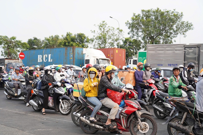 M&ugrave;ng 5 Tết, s&acirc;n bay T&acirc;n Sơn Nhất phục vụ gần 170.000 kh&aacute;ch, giao th&ocirc;ng "n&oacute;ng" trở lại- Ảnh 2.