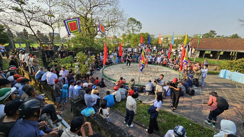 Người d&acirc;n, du kh&aacute;ch Huế n&ocirc; nức xem hội vật truyền thống ở l&agrave;ng Thủ Lễ- Ảnh 1.