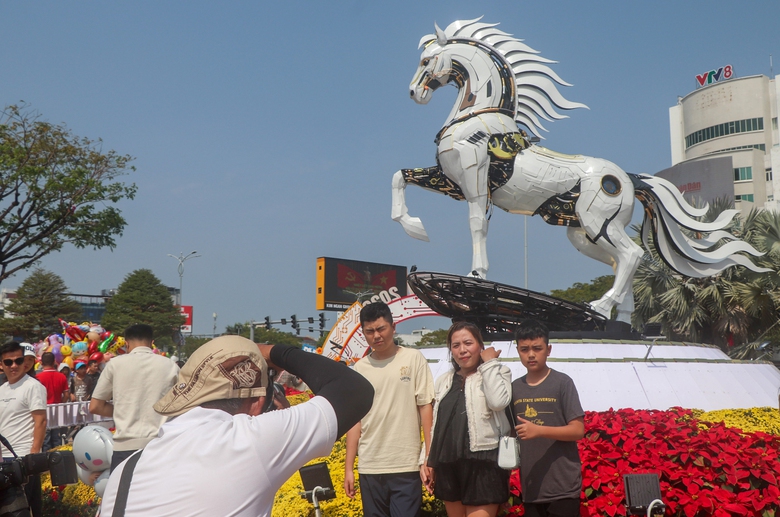 Du khách đến Đà Nẵng thích thú check-in cùng hai linh vật Kim Mã bên cầu Rồng- Ảnh 2. Du khách đến Đà Nẵng thích thú check-in cùng hai linh vật Kim Mã bên cầu Rồng- Ảnh 2.