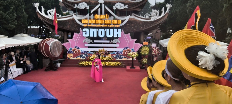 Du khách thập phương đổ về từ sớm tinh mơ ngày khai hội Chùa Hương 2026- Ảnh 9. Du khách thập phương đổ về từ sớm tinh mơ ngày khai hội Chùa Hương 2026- Ảnh 9.