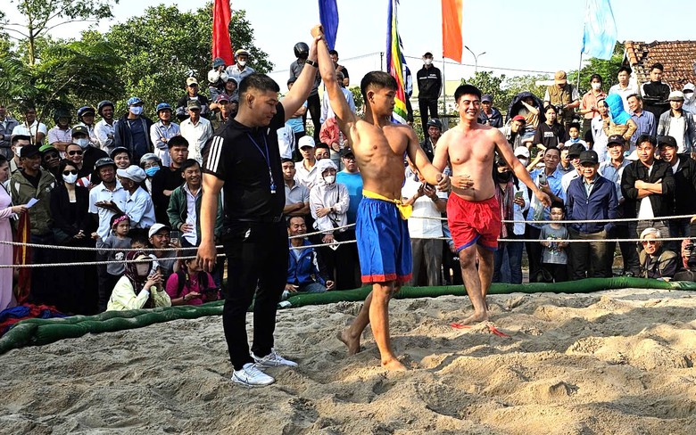 Người d&acirc;n, du kh&aacute;ch Huế n&ocirc; nức xem hội vật truyền thống ở l&agrave;ng Thủ Lễ- Ảnh 9.