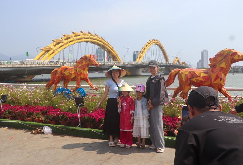 Du khách đến Đà Nẵng thích thú check-in cùng hai linh vật Kim Mã bên cầu Rồng- Ảnh 6. Du khách đến Đà Nẵng thích thú check-in cùng hai linh vật Kim Mã bên cầu Rồng- Ảnh 6.