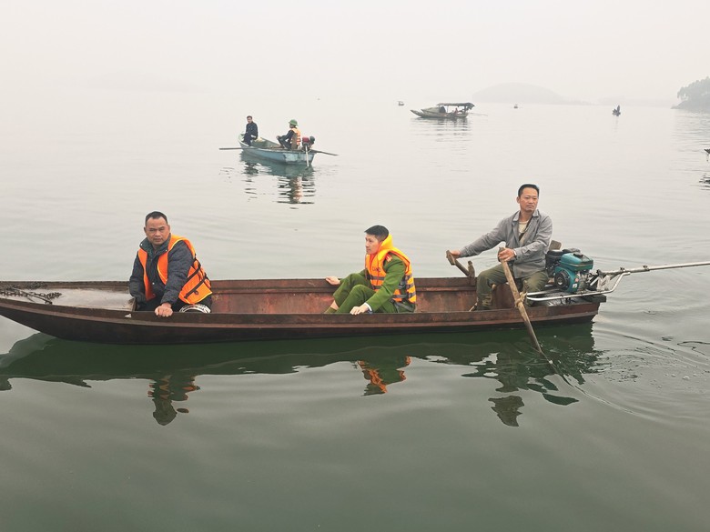 Giữa đêm, người đàn ông mưu sinh bên hồ Thác Bà dũng cảm cứu 6 người thoát nạn- Ảnh 2. Giữa đêm, người đàn ông mưu sinh bên hồ Thác Bà dũng cảm cứu 6 người thoát nạn- Ảnh 2.