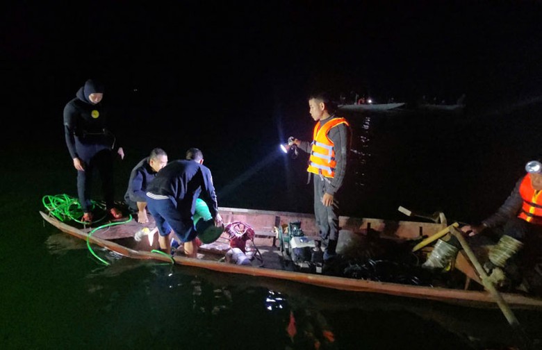 Lực lượng chức năng xuyên đêm tìm kiếm nạn nhân mất tích trên hồ Thác Bà. Lực lượng chức năng xuyên đêm tìm kiếm nạn nhân mất tích trên hồ Thác Bà.