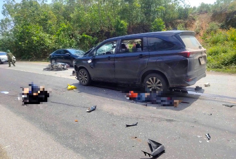 Hiện trường vụ tai nạn khiến 4 người thương vong - Ảnh: TTXVN. Hiện trường vụ tai nạn khiến 4 người thương vong - Ảnh: TTXVN.