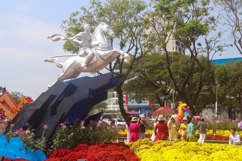 Du khách đến Đà Nẵng thích thú check-in cùng hai linh vật Kim Mã bên cầu Rồng- Ảnh 5. Du khách đến Đà Nẵng thích thú check-in cùng hai linh vật Kim Mã bên cầu Rồng- Ảnh 5.