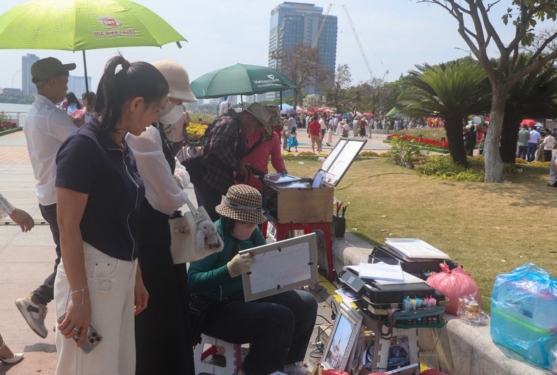 Du khách đến Đà Nẵng thích thú check-in cùng hai linh vật Kim Mã bên cầu Rồng- Ảnh 7. Du khách đến Đà Nẵng thích thú check-in cùng hai linh vật Kim Mã bên cầu Rồng- Ảnh 7.