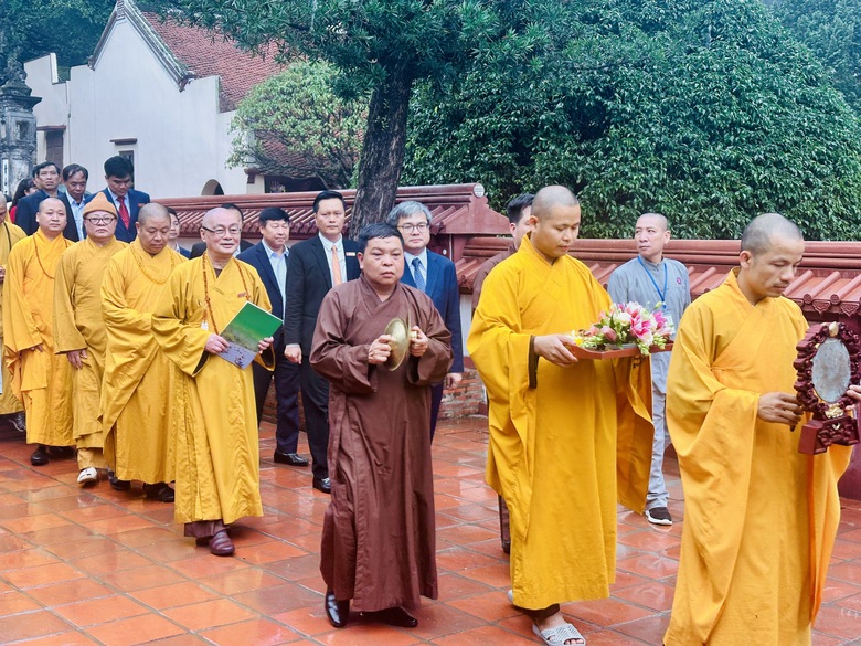 Du khách thập phương đổ về từ sớm tinh mơ ngày khai hội Chùa Hương 2026- Ảnh 1. Du khách thập phương đổ về từ sớm tinh mơ ngày khai hội Chùa Hương 2026- Ảnh 1.