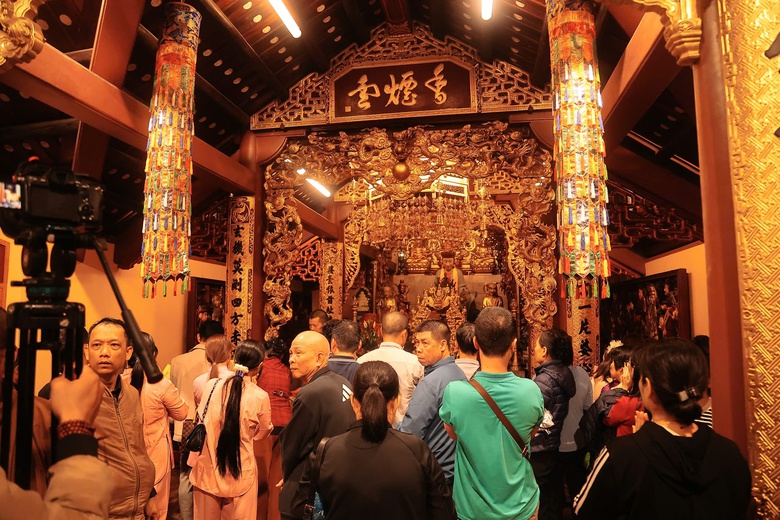 Du khách thập phương đổ về từ sớm tinh mơ ngày khai hội Chùa Hương 2026- Ảnh 6. Du khách thập phương đổ về từ sớm tinh mơ ngày khai hội Chùa Hương 2026- Ảnh 6.