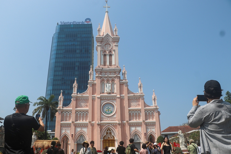 Du khách đến Đà Nẵng thích thú check-in cùng hai linh vật Kim Mã bên cầu Rồng- Ảnh 9. Du khách đến Đà Nẵng thích thú check-in cùng hai linh vật Kim Mã bên cầu Rồng- Ảnh 9.