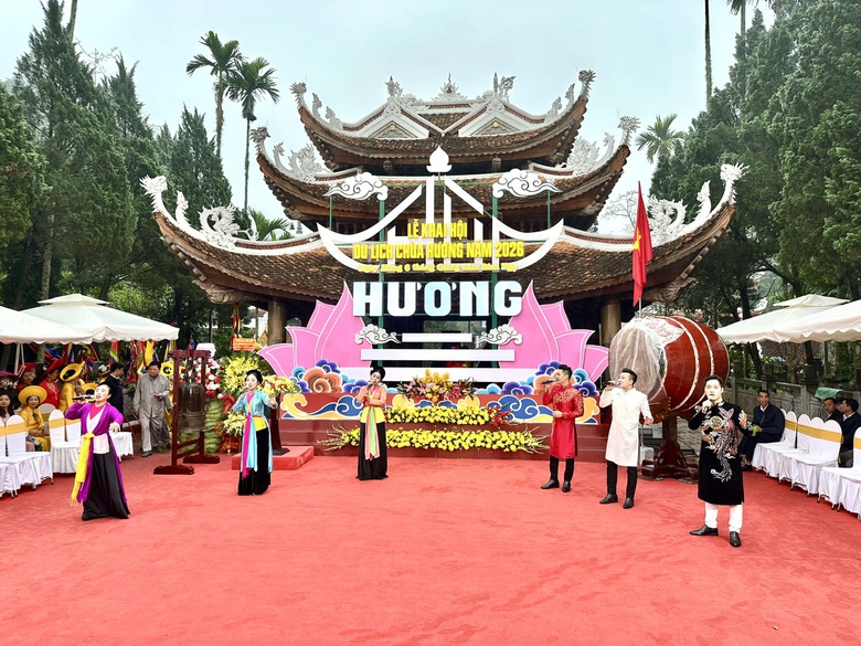 Du khách thập phương đổ về từ sớm tinh mơ ngày khai hội Chùa Hương 2026- Ảnh 8. Du khách thập phương đổ về từ sớm tinh mơ ngày khai hội Chùa Hương 2026- Ảnh 8.